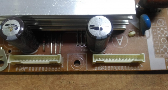 Вздувшиеся конденсаторы на блоке